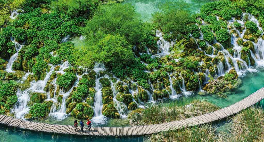 Plitvice lake walkway