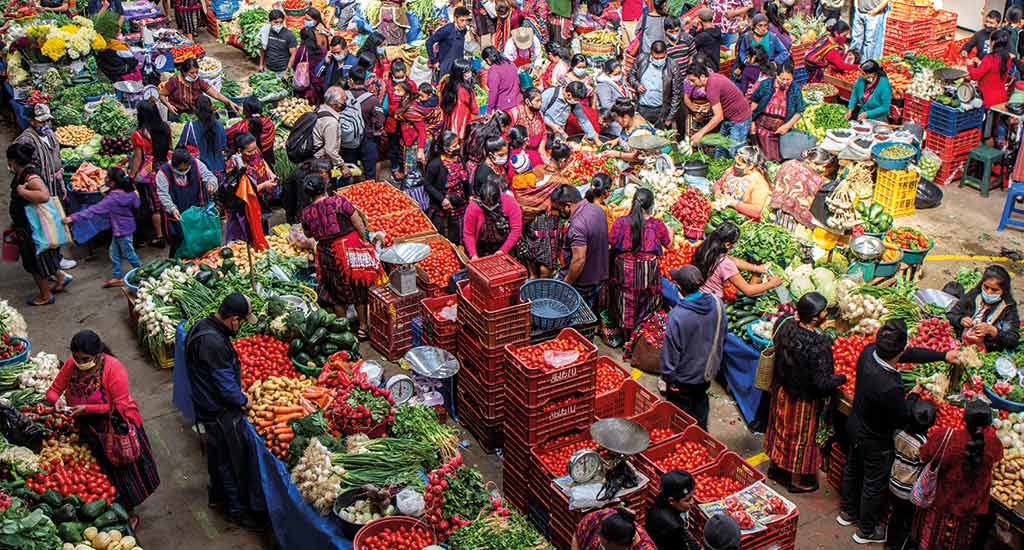 People flock in Chichicastenango market